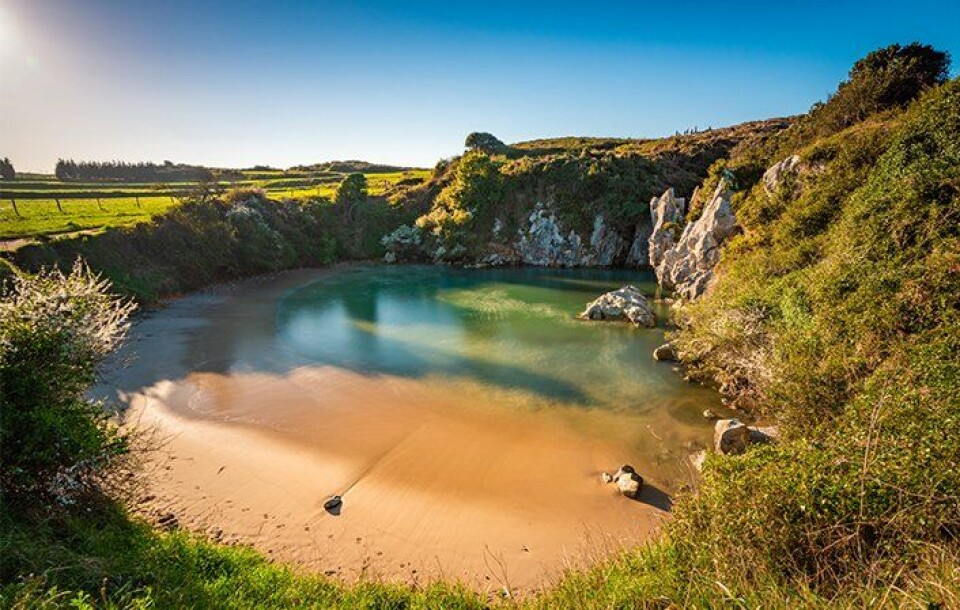 Vi er tilbake i Asturias, der denne lille stranda blir forsynt av saltvann gjennom underjordiske tunneler. Foto: Turismo Asturias Vi er tilbake i Asturias, der denne lille stranda blir forsynt av saltvann gjennom underjordiske tunneler. Foto: Turismo Asturias