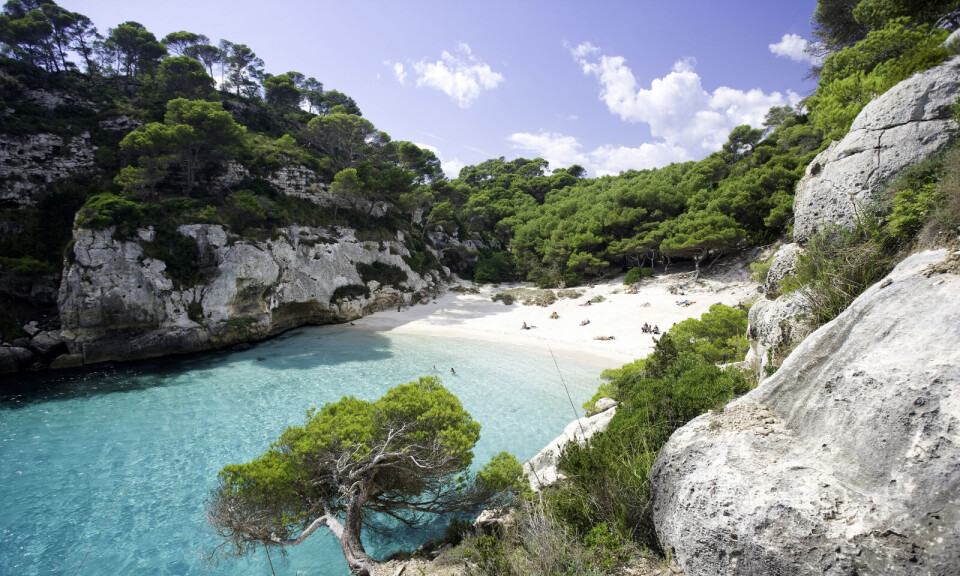 Mer idyllisk enn dette får du det ikke, og derfor er Macarella en av Spanias beste strender. Foto: Turismo Menorca Mer idyllisk enn dette får du det ikke, og derfor er Macarella en av Spanias beste strender. Foto: Turismo Menorca