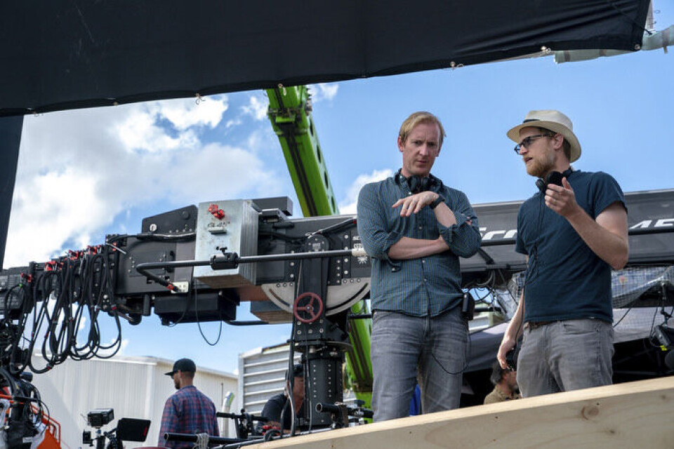 Showrunner og produsent-teamet Patrick McKay og JD Payne under innspillingen av Amazons nye storsatsning. Foto: Ben Rothstein/Prime Video