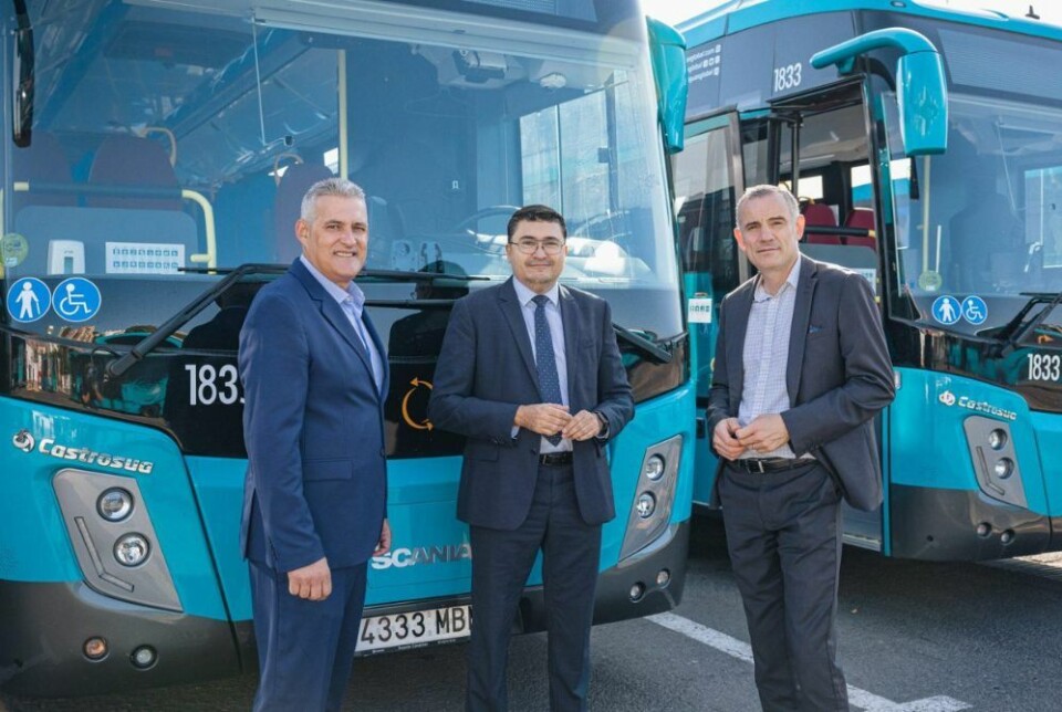Styreleder i Guaguas Global, Manuel Suárez Peñate, transportminister Miguel Ángel Pérez del Pino og Global-direktør Víctor Quintana Hernández. Foto: Guaguas Global Styreleder i Guaguas Global, Manuel Suárez Peñate, transportminister Miguel Ángel Pérez del Pino og Global-direktør Víctor Quintana Hernández. Foto: Guaguas Global