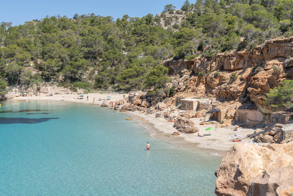 En liten men vakker strand som lett sklir inn på lista over Spanias beste strender. Foto: Visit Sant Antoni En liten men vakker strand som lett sklir inn på lista over Spanias beste strender. Foto: Visit Sant Antoni