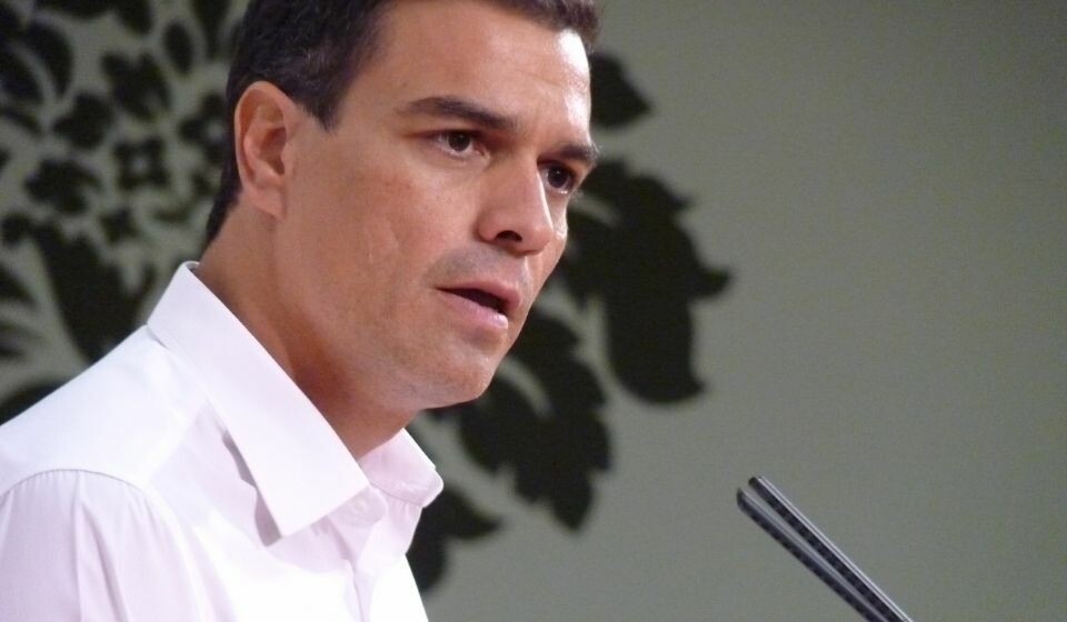 Statsminister Sánchez legger frem nye alarm-nivåer og tiltak på en pressekonferanse i dag. Les utkastet til forslaget lenger ned i saken. Foto: PSOE Extremadura, CC BY 2.0 via Wikimedia Commons