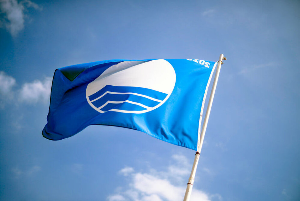 Det blå flagget er en kvalitetsutmerkelse som gis til strender med gode tjenester og høy vannkvalitet. Foto: Licvin/Shutterstock