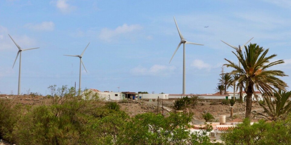 Det settes opp vindmøller over en lav sko sør på Gran Canaria. Foto: Maspalomas24