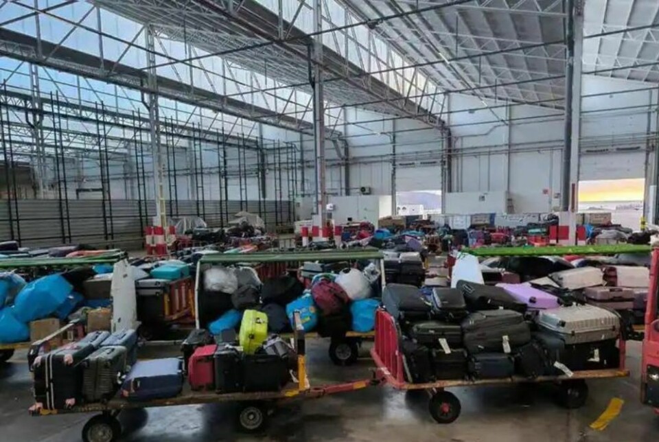 Bagasjen samles opp i haller og blir stående, eller sendt frem og tilbake med ulike fly.