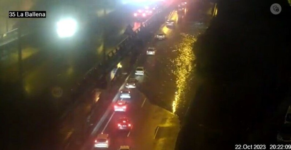 Det regnet voldsomt på søndag og natt til mandag nord på Gran Canaria. Det førte til flere problemer. Foto: Trafikkenheten, Policia Local