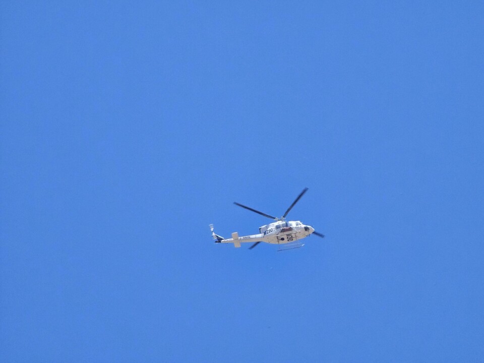 Et helikopter fra spanske myndigheter er satt i bruk for å overvåke situasjonen. Foto: Canariavisen Et helikopter fra spanske myndigheter er satt i bruk for å overvåke situasjonen. Foto: Canariavisen
