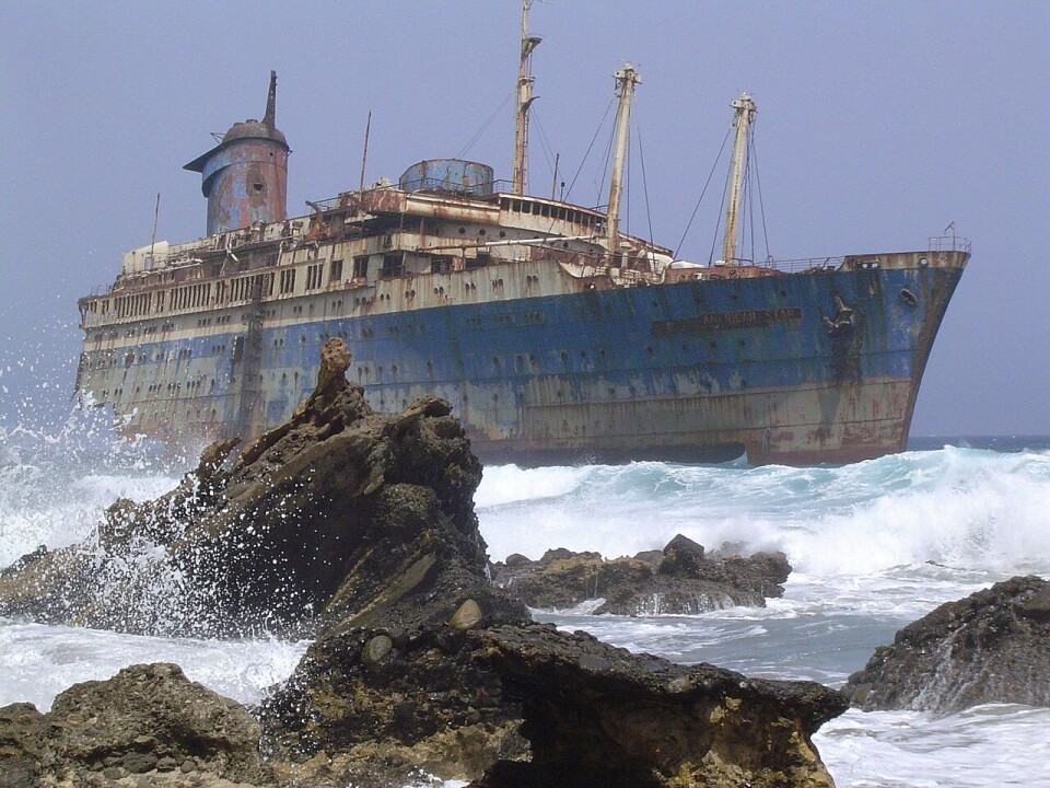 SS America i 2004, før det ble spist opp at rust og slukt av havet. Foto: De Wollex, CC BY-SA 3.0
