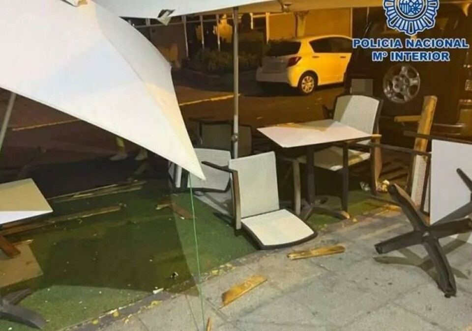 Slik så det ut etter at mannen gikk amok med bilen sin på en bar i Telde. Foto: privat