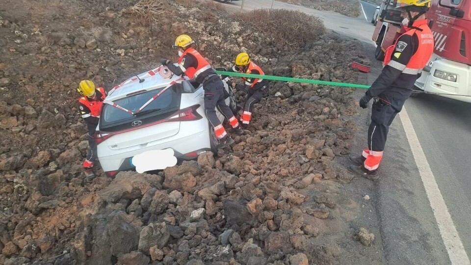 LETTERE SKADD: Kvinnen mistet kontrollen over bilen og havnet i en skråning, men hun slapp fra det med kun lettere skader. Foto: Brannvesenet
