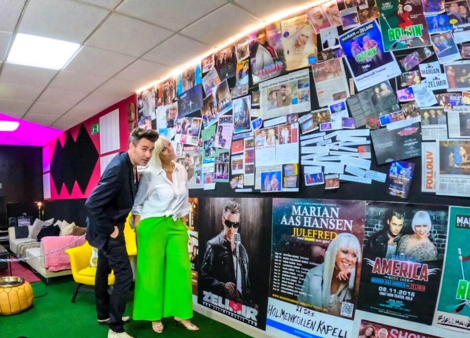 De to har bygget seg opp en stor samling plakater og gjenstander fra en lang karriere på veien. Foto: M&Z Studio Gran Canaria De to har bygget seg opp en stor samling plakater og gjenstander fra en lang karriere på veien. Foto: M&Z Studio Gran Canaria
