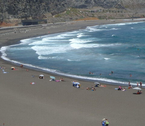 Mann druknet på strand