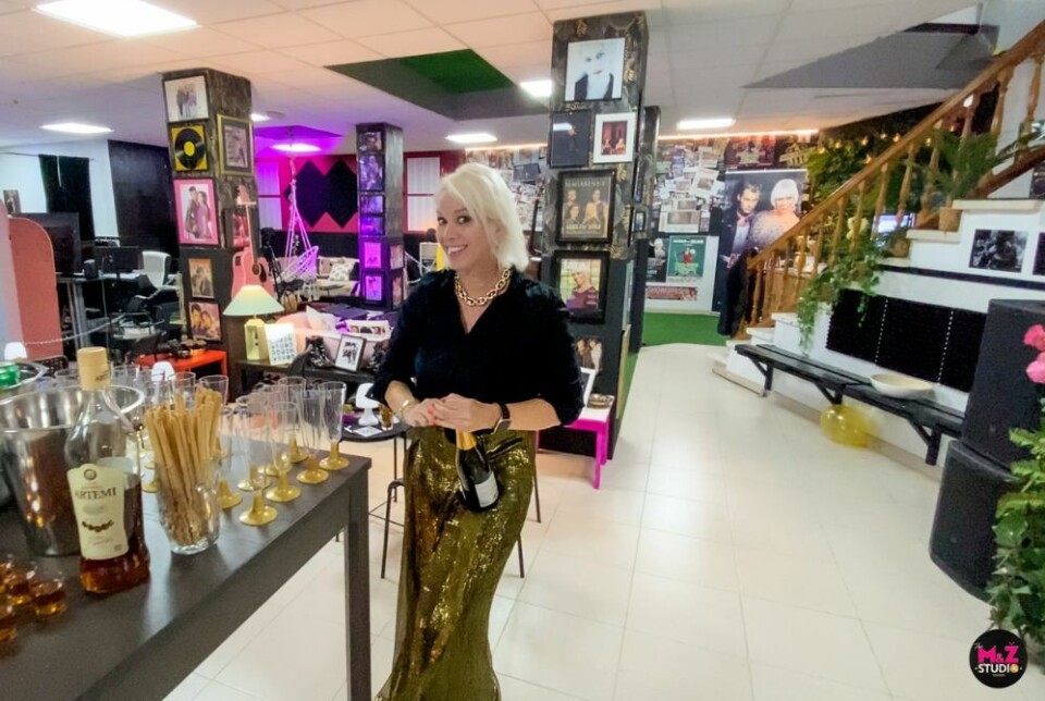 Serveringen er enkel, og det føles som en hjemmefest, ikke en bar. Foto: M&Z Studio Gran Canaria Serveringen er enkel, og det føles som en hjemmefest, ikke en bar. Foto: M&Z Studio Gran Canaria