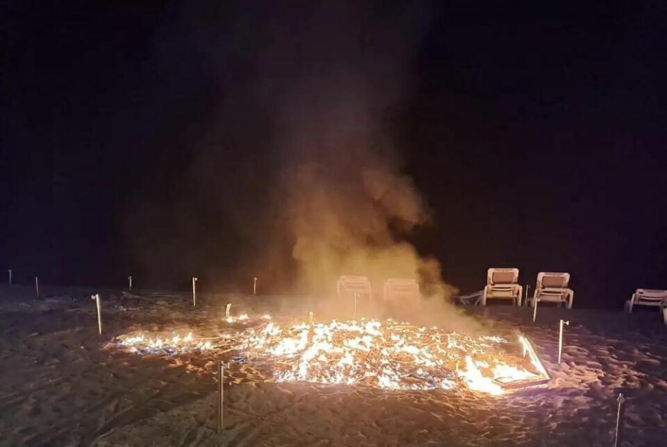 Et stort antall solsenger ble totalskadd i to branner på fredag og natt til lørdag. Foto: Bomberos