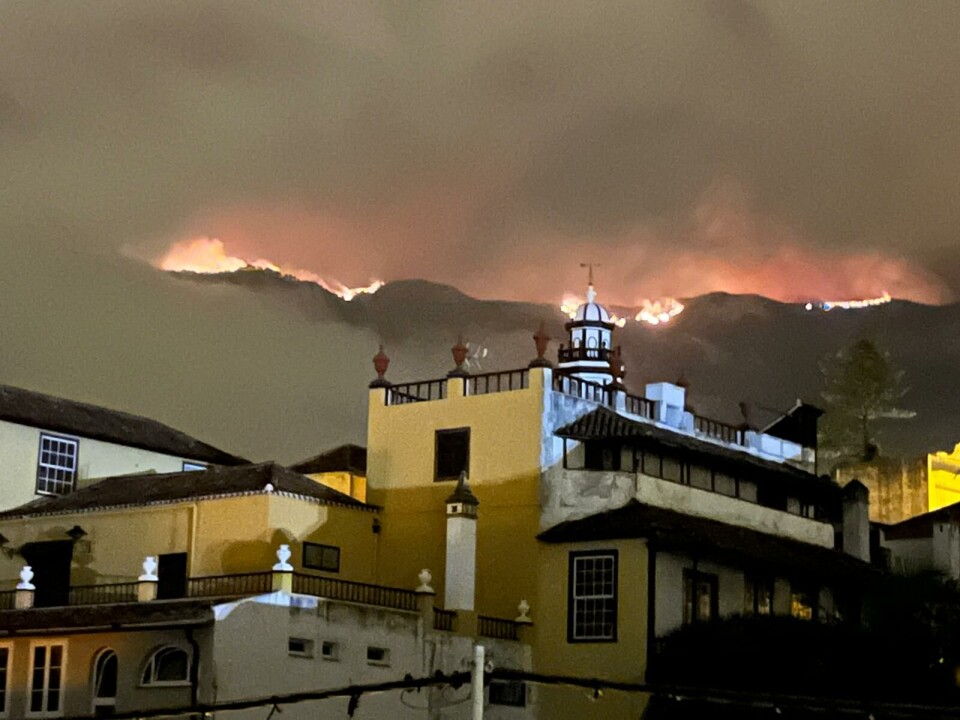 Flammene kryper nedover mot La Orotava, ikke langt fra havnebyen Puerto de La Cruz. Foto: Carlo Brusini @Carlobrusini Flammene kryper nedover mot La Orotava, ikke langt fra havnebyen Puerto de La Cruz. Foto: Carlo Brusini @Carlobrusini