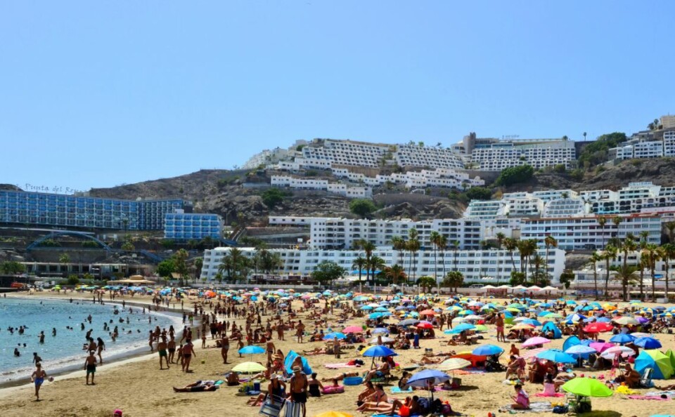 Det var smekkfullt på Puerto Rico-stranda sørvest på Gran Canaria denne søndagen. Foto: Canariavisen