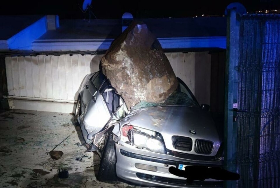 SLAPP MED SKREKKEN: Eieren av denne bilen var heldigvis ikke tilstede da denne kampesteinen raste ned fra en fjellside i Puerto Rico. Foto: