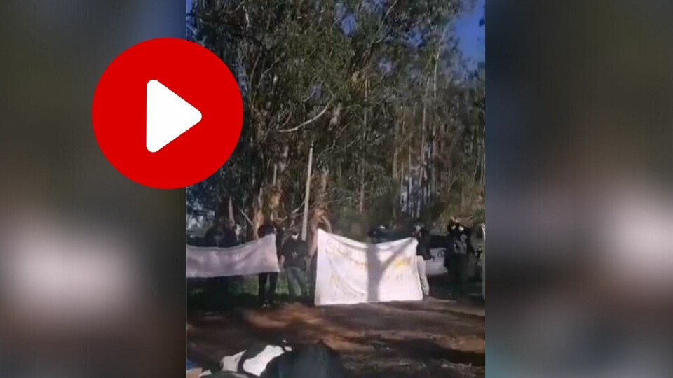 DEMONSTRERER: Migrantene reagerer på de dårlige forholdene i Las Raices-leiren.