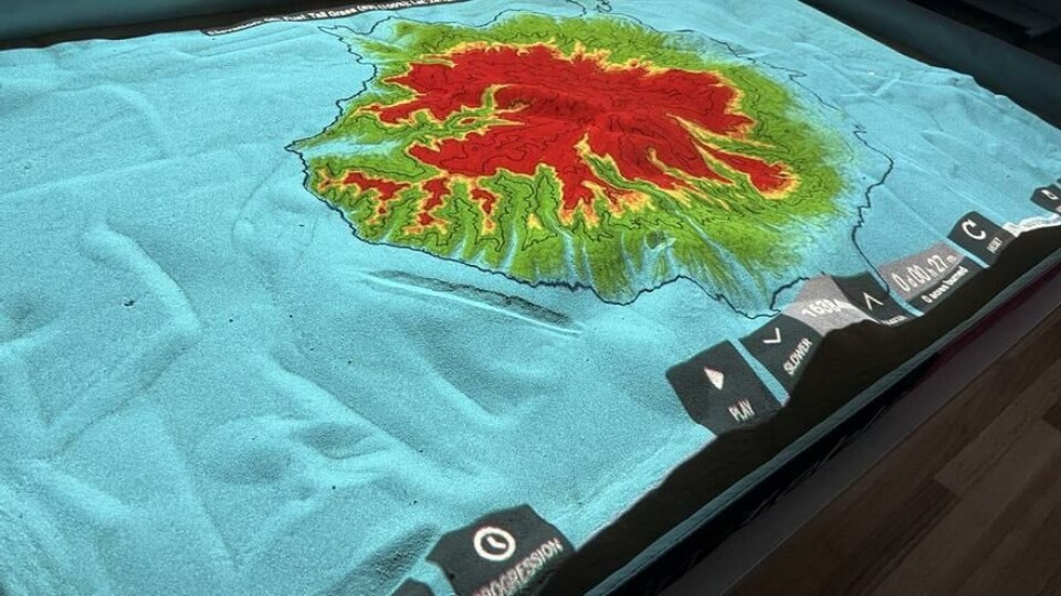 Sim Table gir en 3D-visning av brannen og hvordan den vil utvikle seg på et spesialbygd bord. Sim Table gir en 3D-visning av brannen og hvordan den vil utvikle seg på et spesialbygd bord.