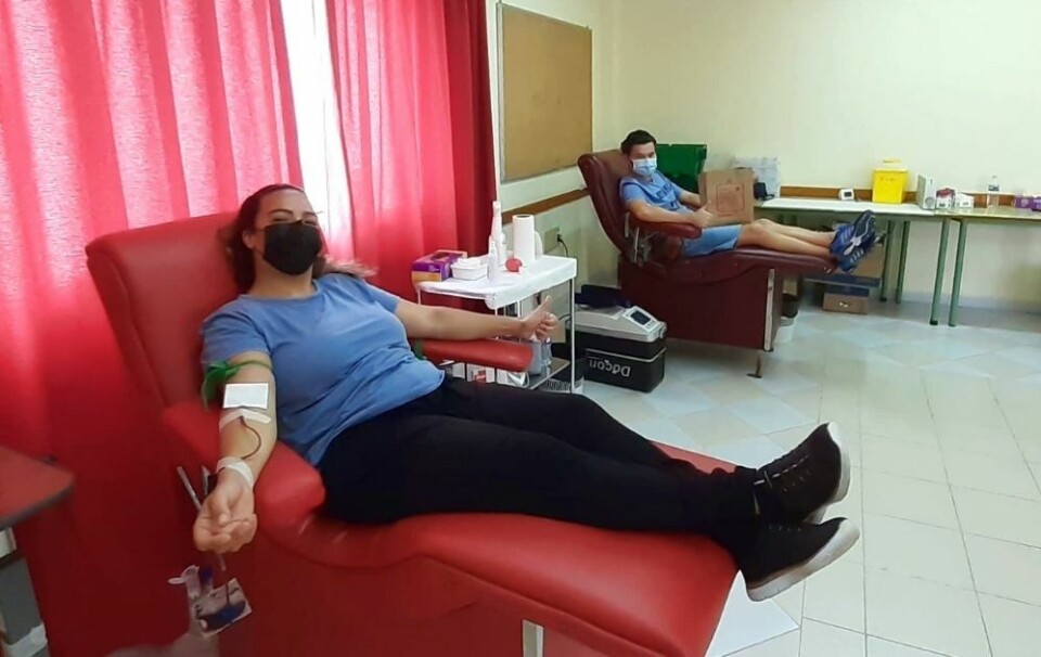 Patricia fra Sevilla og Giusseppe fra Italia donerer blod. Foto: ICHH Canarias