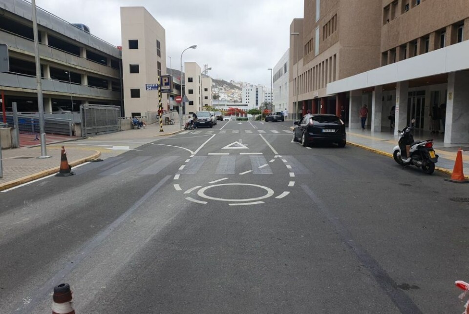 INGEN DROSJER: Hovedinngangen til akutten og fødeavdelingen står nå uten taxiholdeplass. Foto: Octavio Sánchez