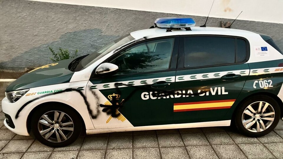 Ikke engang politiet slapp unna vandalene i Buenavista natt til søndag. Foto: Guardia Civil