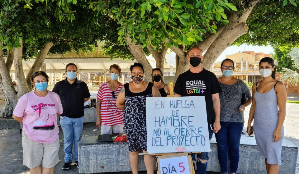 Emma Colao og støttespillere fra aktivistgruppen EQUAL LGTBI+ sultestreiker for å redde Nabohjelpen. Foto: Leo Lunde/Canariavisen