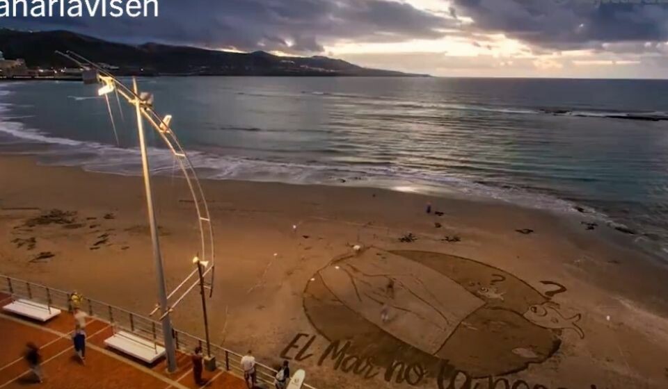 Skjermdump: En vakker timelapse viser hvordan kunstneren tegner i sanden og at bølgene senere fjerner tegningen når høyvannet kommer inn. Se video lenger ned i saken.