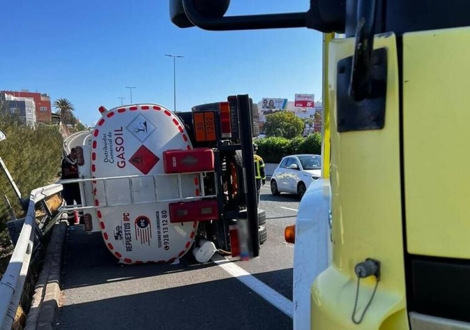 Her ligger tankbilen på siden. Den fraktet diesel og bilen har sprunget lekk. Foto: Television Canaria