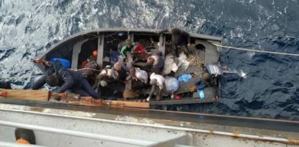 To døde og 18 personer reddet fra småbåt sør for El Hierro