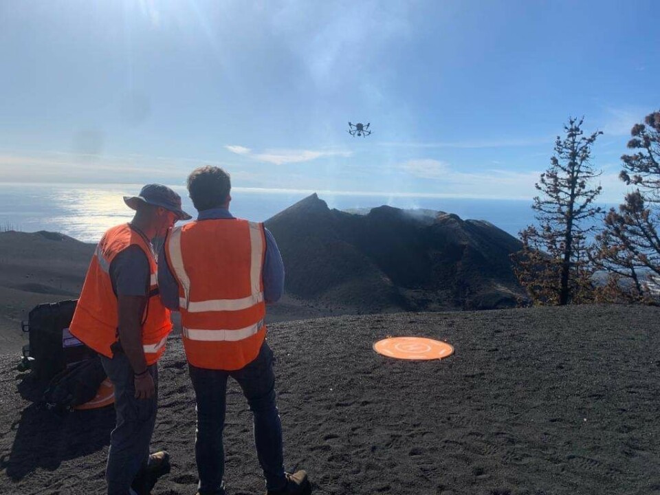 Involcan bruker droner for å måle utslippene av svoveldioksid over vulkankrateret. Foto: Involcan Involcan bruker droner for å måle utslippene av svoveldioksid over vulkankrateret. Foto: Involcan