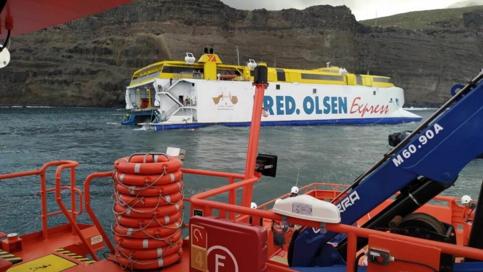Gårsdagens bergingsaksjon måtte avsluttes da Bentago Express ikke ville flyte. Ferga har tatt inn vann. Video: AcfiPress