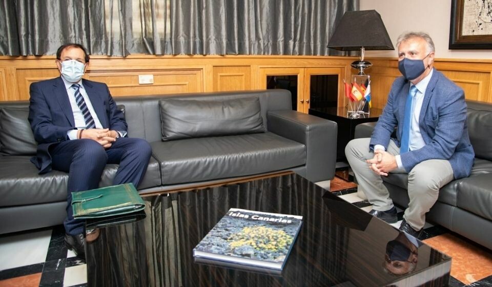 På onsdag møtte president Torres den marokkanske generalkonsulen i Las Palmas for å diskutere flyktningkrisen. Etterpå svarte han på journalistenes spørsmål om dette og ikke minst muligheten for at regjeringen innfører ny unntakstilstand. Fo