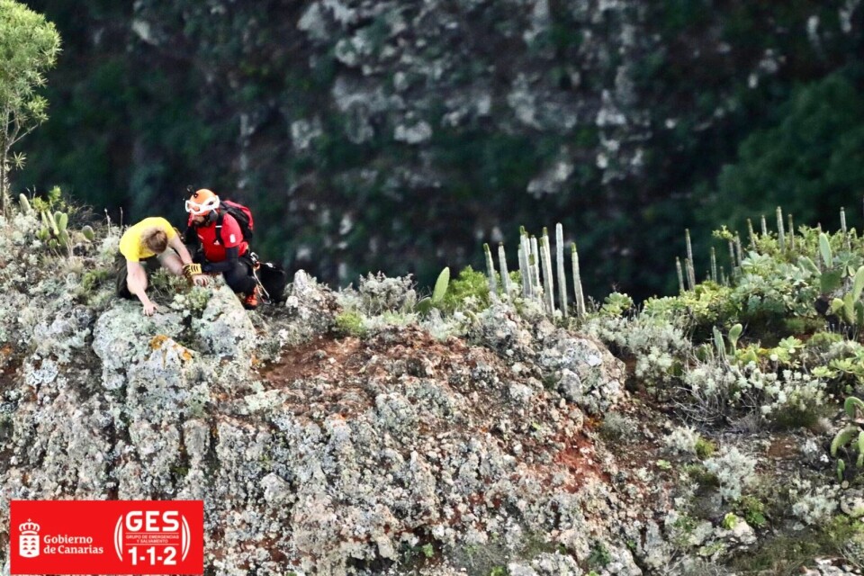 Kvinne (49 år) hentes av redningshelikopter fra Masca-ravinen på Tenerife. Foto: Øyregjeringens nød- og redningsgruppe (GES)