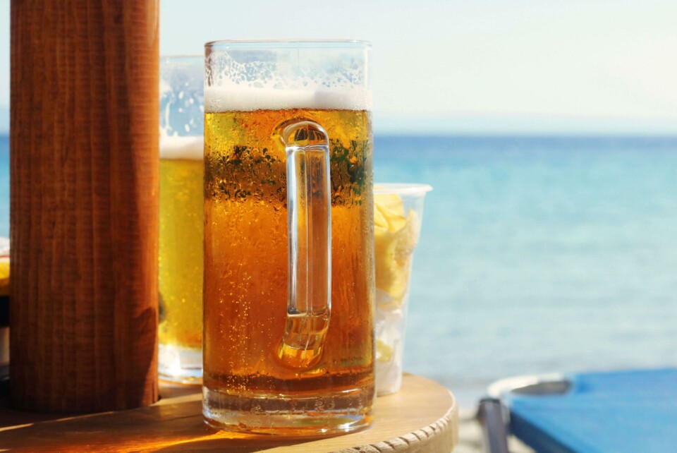 ALKOHOL I VARMEN: – Ikke en god idé, konstaterer lege og allmenspesialist Hege Strømsnes. Foto: bilyanas1/Envato Elements