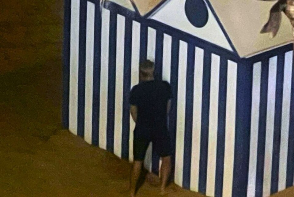 Her tisser en mann på en av strandhyttene som brukes for å oppbevare solsenger på Las Canteras. Foto: Mi Playa de Las Canteras/X