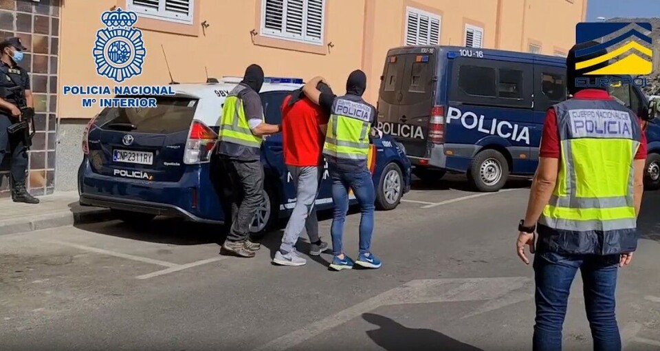 En terrormistenkt islamist føres bort etter pågripelsen i Mogán kommune i 2020. Foto: Policia Nacional