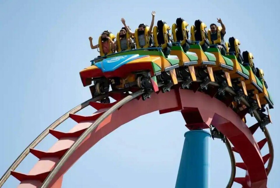 Det var passasjerer på denne berg- og dalbanen, kjent som Tomahawk, som ble skadet da et tre veltet og grener løsnet. Foto: PortAventura