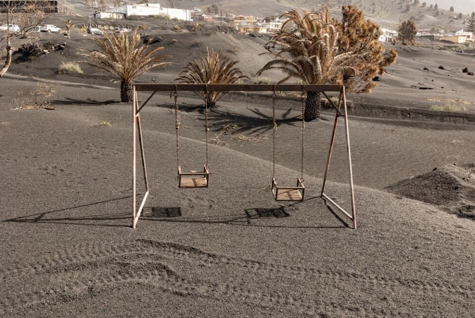 En lekeplass dekket av lava på La Palma. Foto: Shutterstock