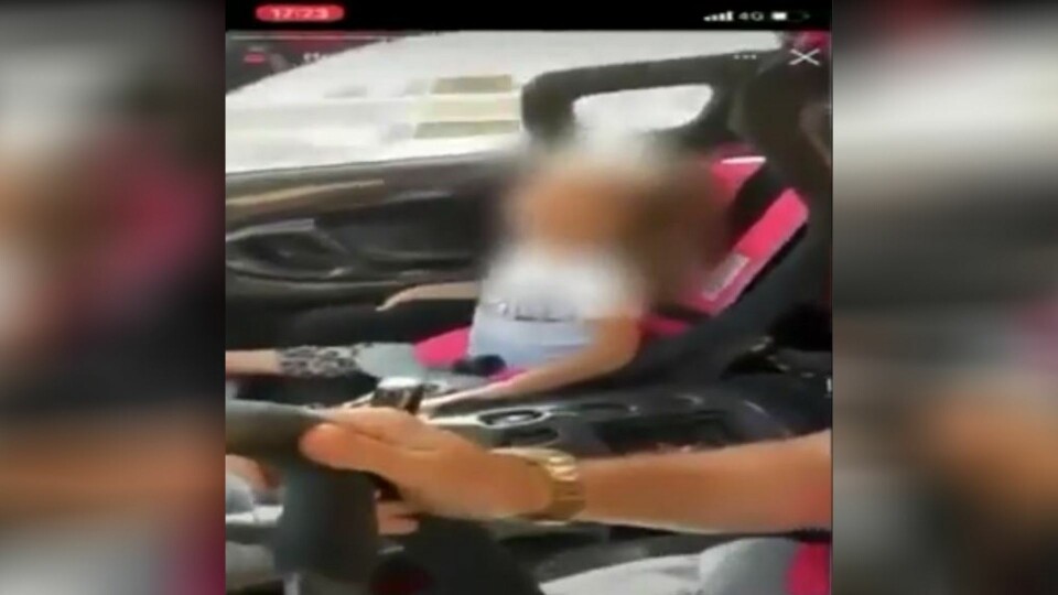 Den mistenkte mannen deler videoer av villkjøringen med sine følgere på sosiale medier.