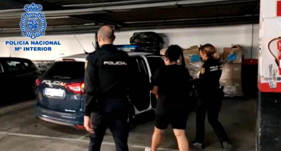 Her blir kvinnen fraktet bort av politiet. Foto: Policia Nacional