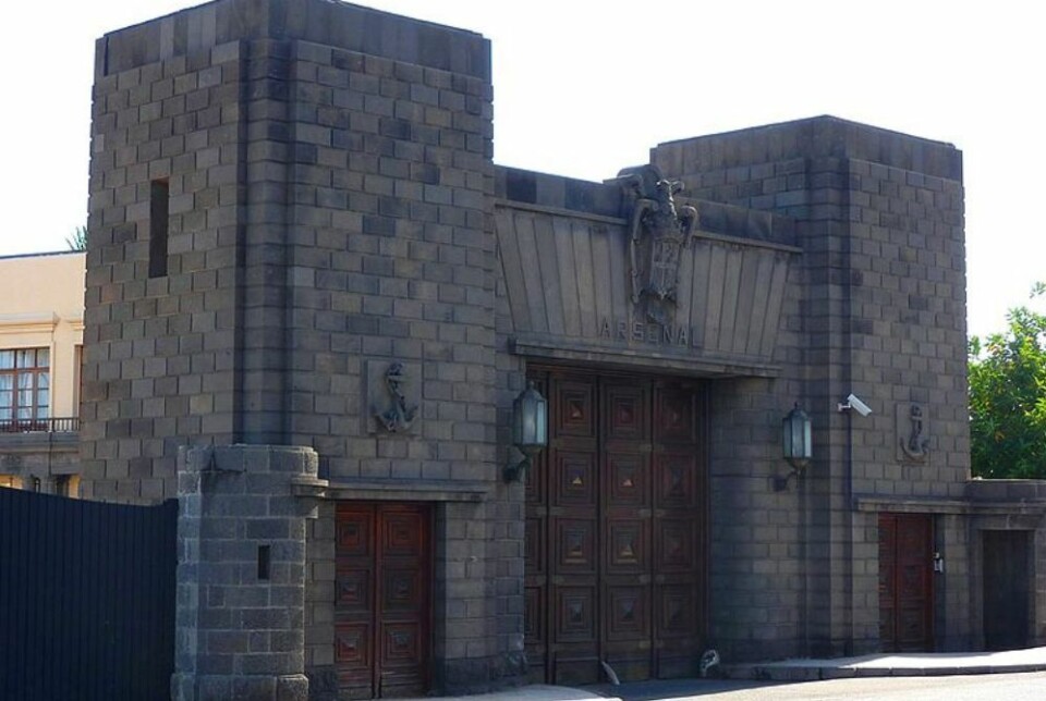 Francos våpenskjold er ikke fjernet fra marinebasen i Las Palmas. Også mange gatenavn gjenstår. Foto: Outisnn/Wikimedia Commons