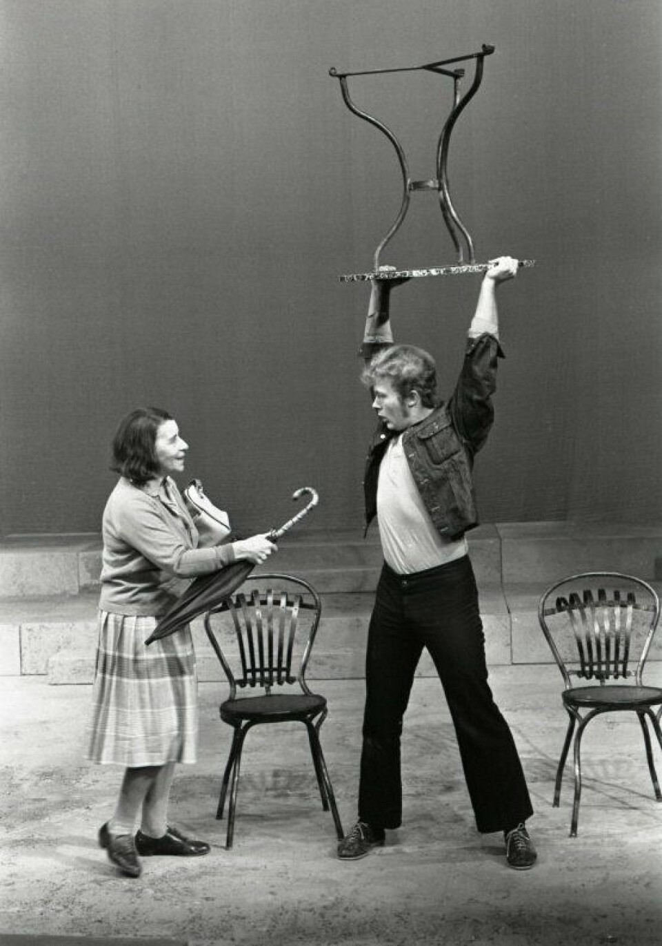 Oftebro som Alfred og Ella Hval som Marjorie fra forestillingen Hjem på Nationaltheatret i 1971. Stykket ble siden også vist på Fjernsynsteatret. Foto: Frits Solvang – Digitalt museum, CC BY-SA 3.0 Oftebro som Alfred og Ella Hval som Marjorie fra forestillingen Hjem på Nationaltheatret i 1971. Stykket ble siden også vist på Fjernsynsteatret. Foto: Frits Solvang – Digitalt museum, CC BY-SA 3.0