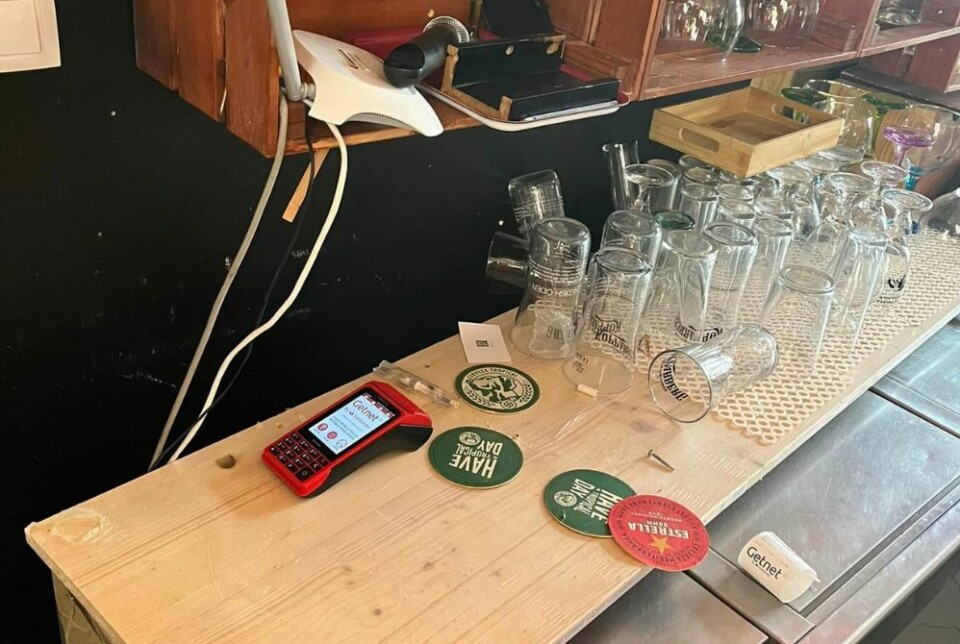 Her stod kassapparatet. Det har tyvene røsket med seg, og knust båte printer og flere glass i prosessen. Foto: Privat