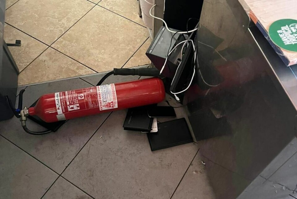 Kvitteringsskriver og flere glass gikk i gulvet da tyvene gikk løs på kassa til Terje Inngjerdingen. Foto: Privat Kvitteringsskriver og flere glass gikk i gulvet da tyvene gikk løs på kassa til Terje Inngjerdingen. Foto: Privat