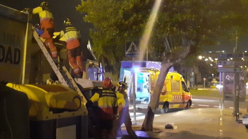 Her redder brannvesenet ut mannen som ble fanget inne i en søppelbil i Las Palmas på onsdag. Foto: Bomberos