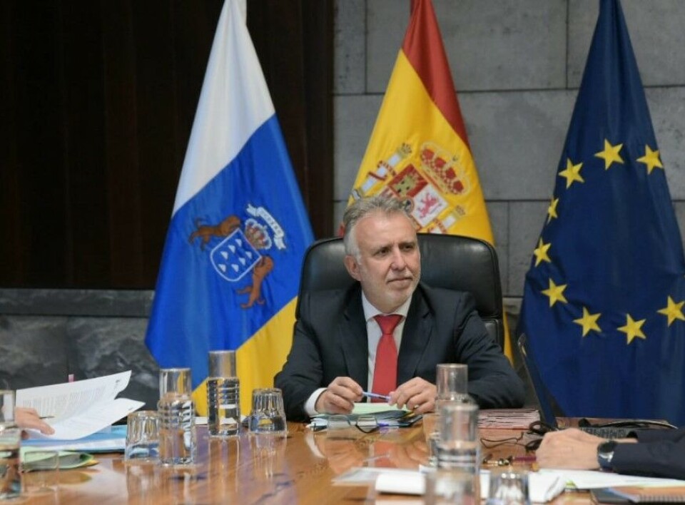 Kanariøyenes president vil bli kvitt munnbindpåbud på kollektivtransport, men får motstand fra regjeringen i Spania. Foto: Presidencia Gobcan