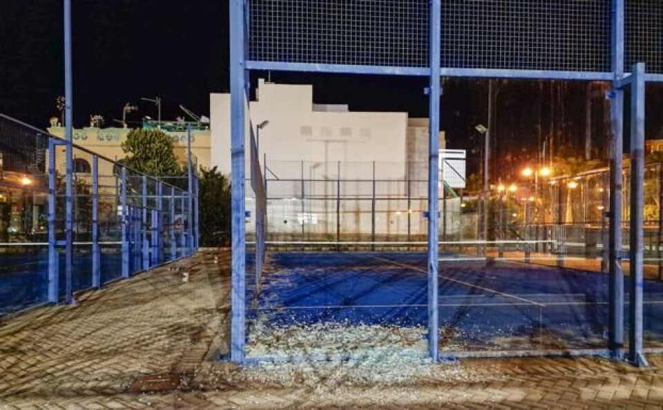 Vandaler ødela de store glassrutene ved tennisbanen i Playa de Mogán. Foto Ayuntamiento de Mogán