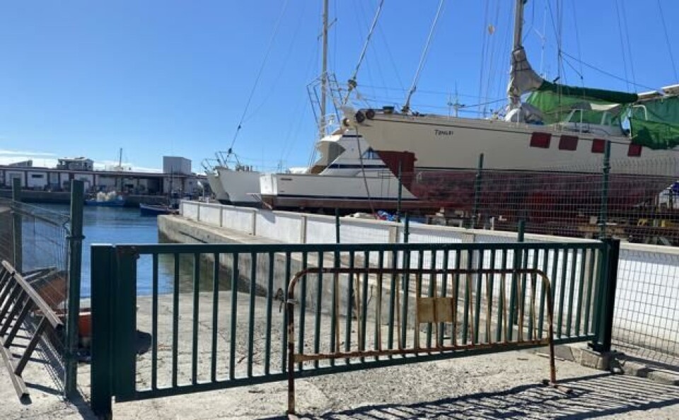 Vannscooter-eiere som vil bruke rampa i Mogán fortviler etter at den ble stengt av. Ingen vil ta ansvaret for å åpne igjen. Foto: Canarias7