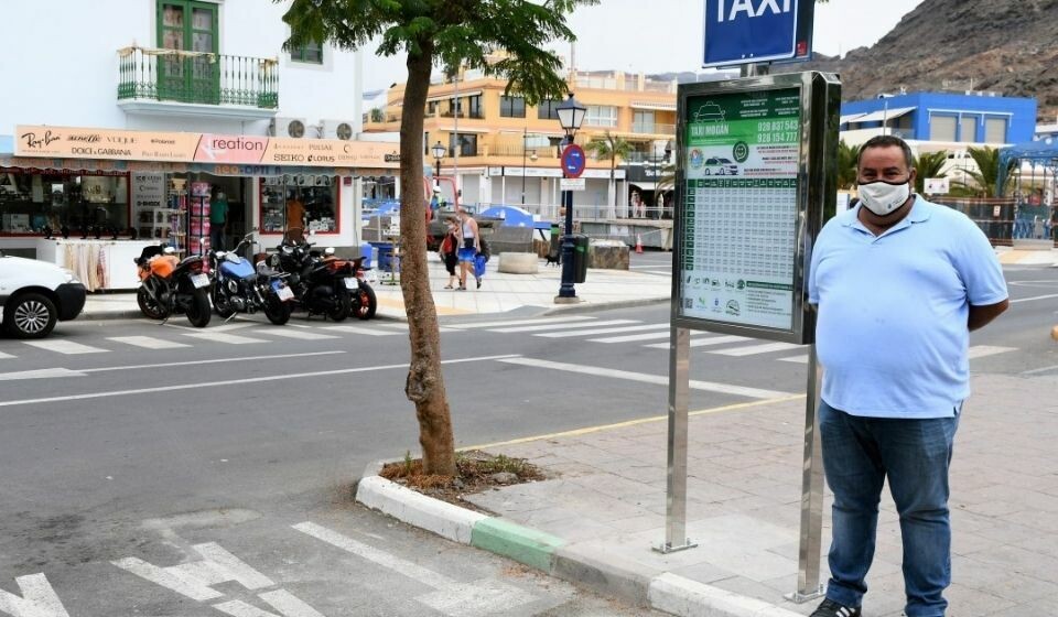 Rådmann for transport, Víctor Gutiérrez, vil gjøre det enklere å finne informasjon om priser, avstand og taxi-tjenesten i kommunen. Foto: Mogán kommune